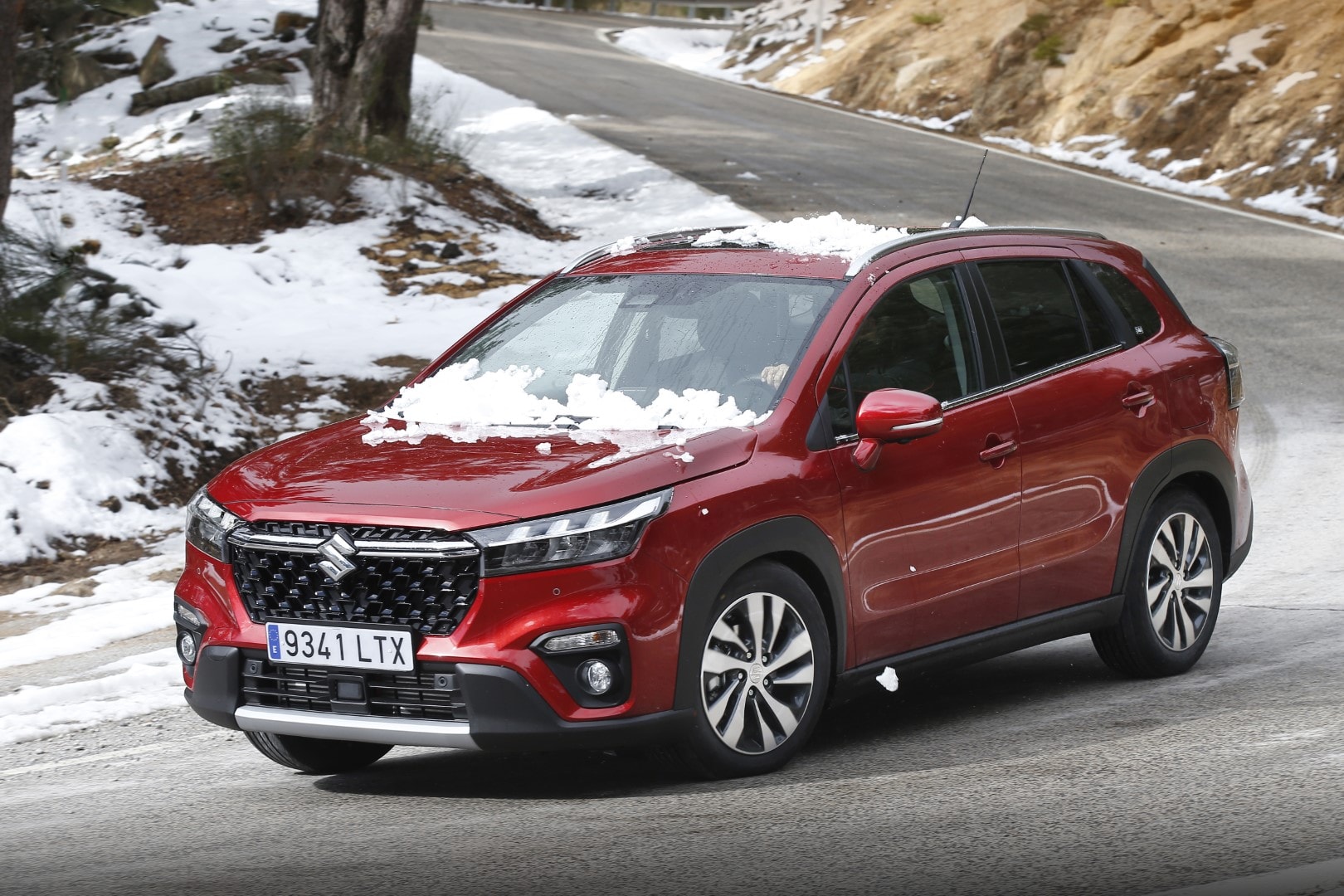 Suzuki S-Cross rojo enel entorno invernal, mostrando su capacidad y estilo.
