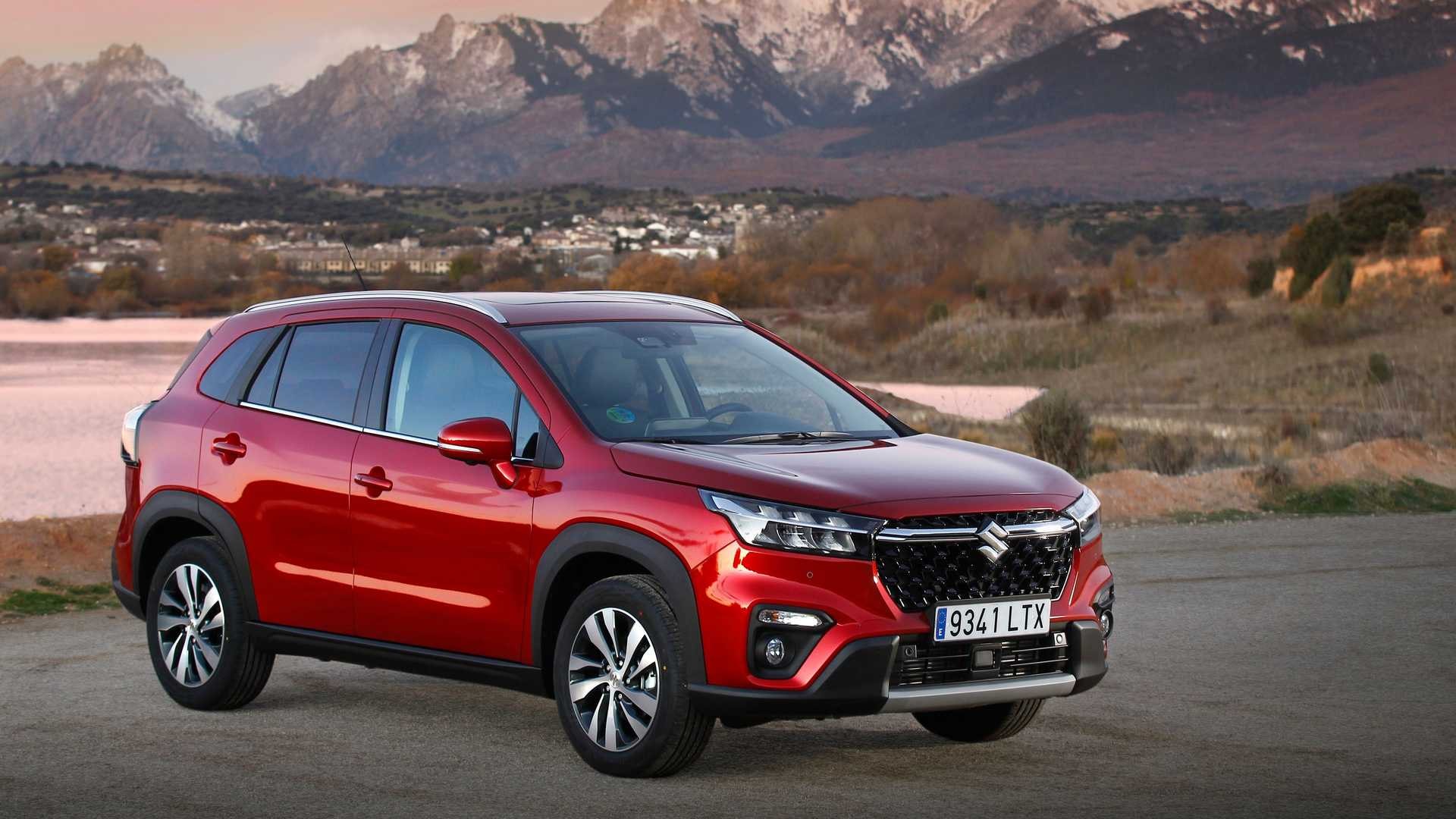 Suzuki S-Cross en color rojo presentando un aspecto imponente y atractivo.