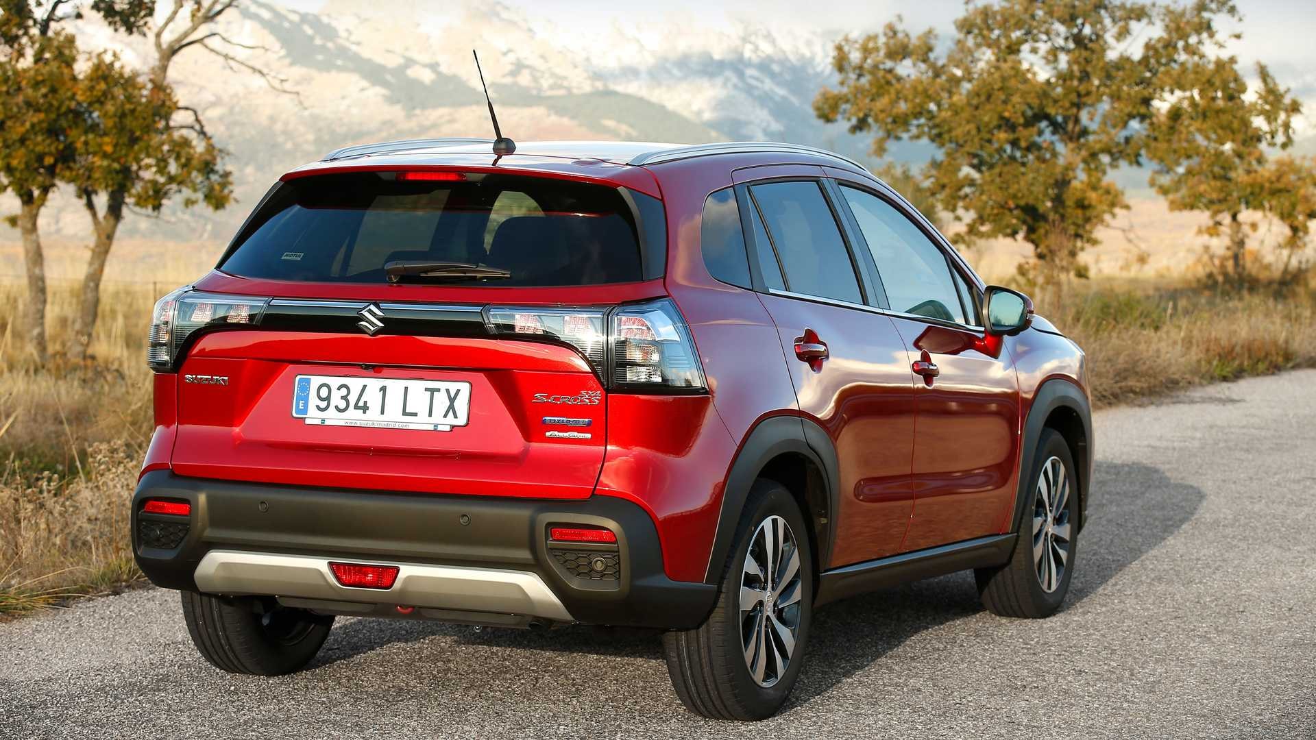 Imagen trasera del Suzuki S-Cross destacando su diseño y robustez.