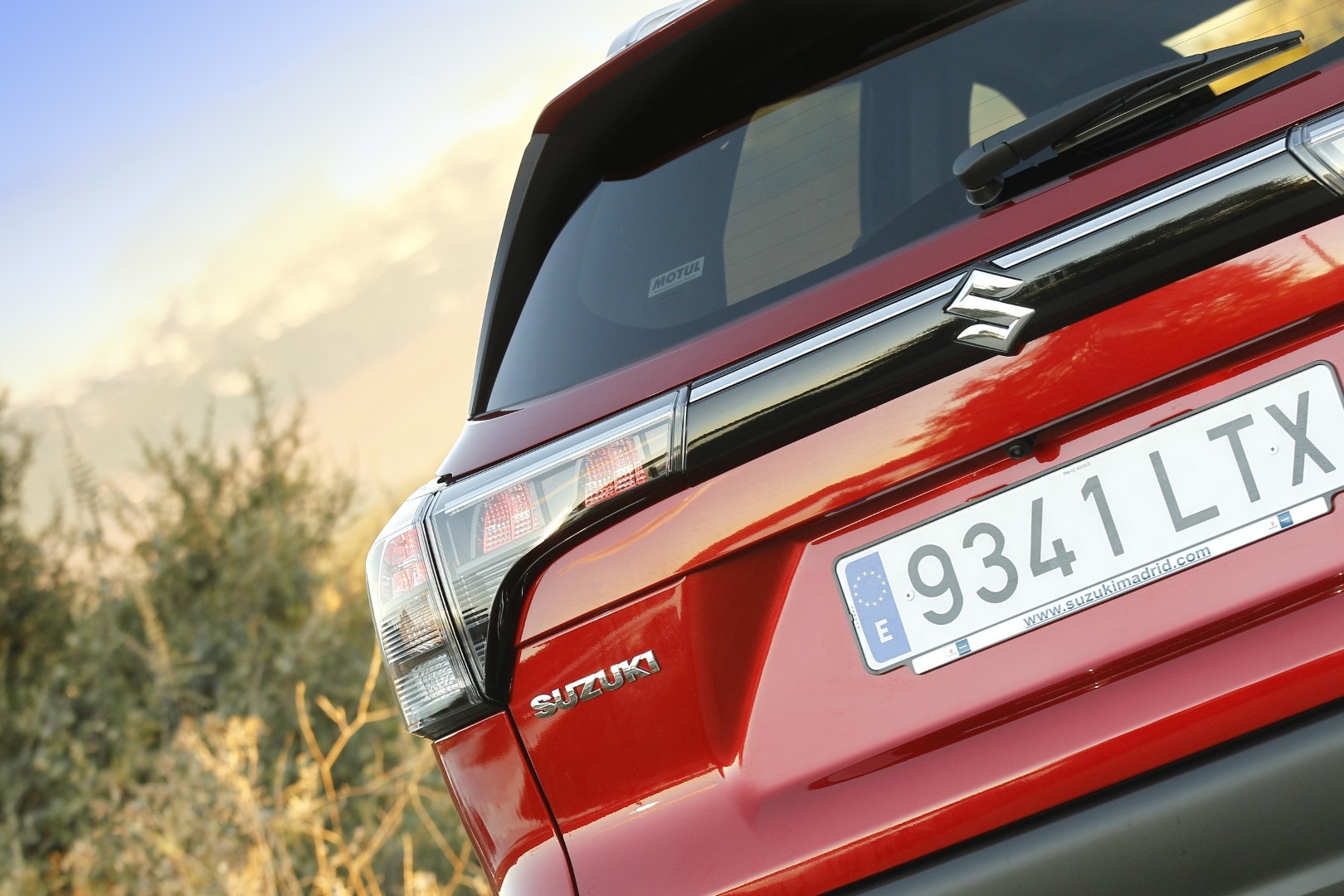 Acercamiento a la insignia "S-Cross" en la parte trasera del vehículo.