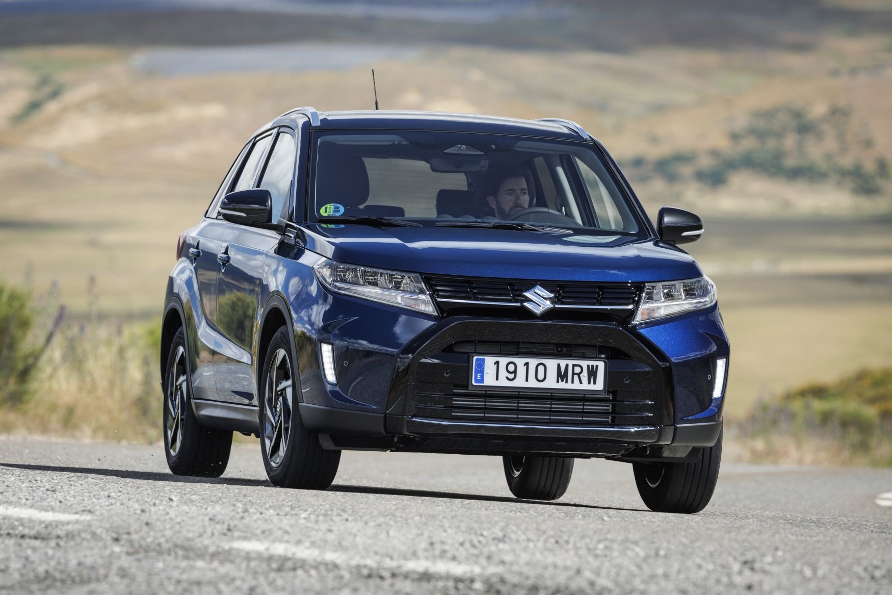 Primer plano de una SUV moderna, lista para la carretera.