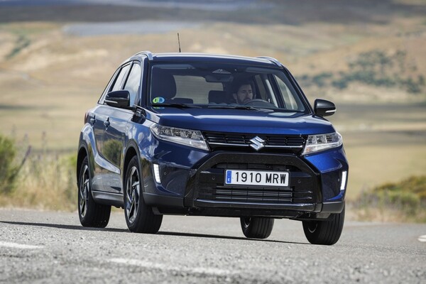 Primer plano de una SUV moderna, lista para la carretera. Primer plano de una SUV moderna, lista para la carretera.