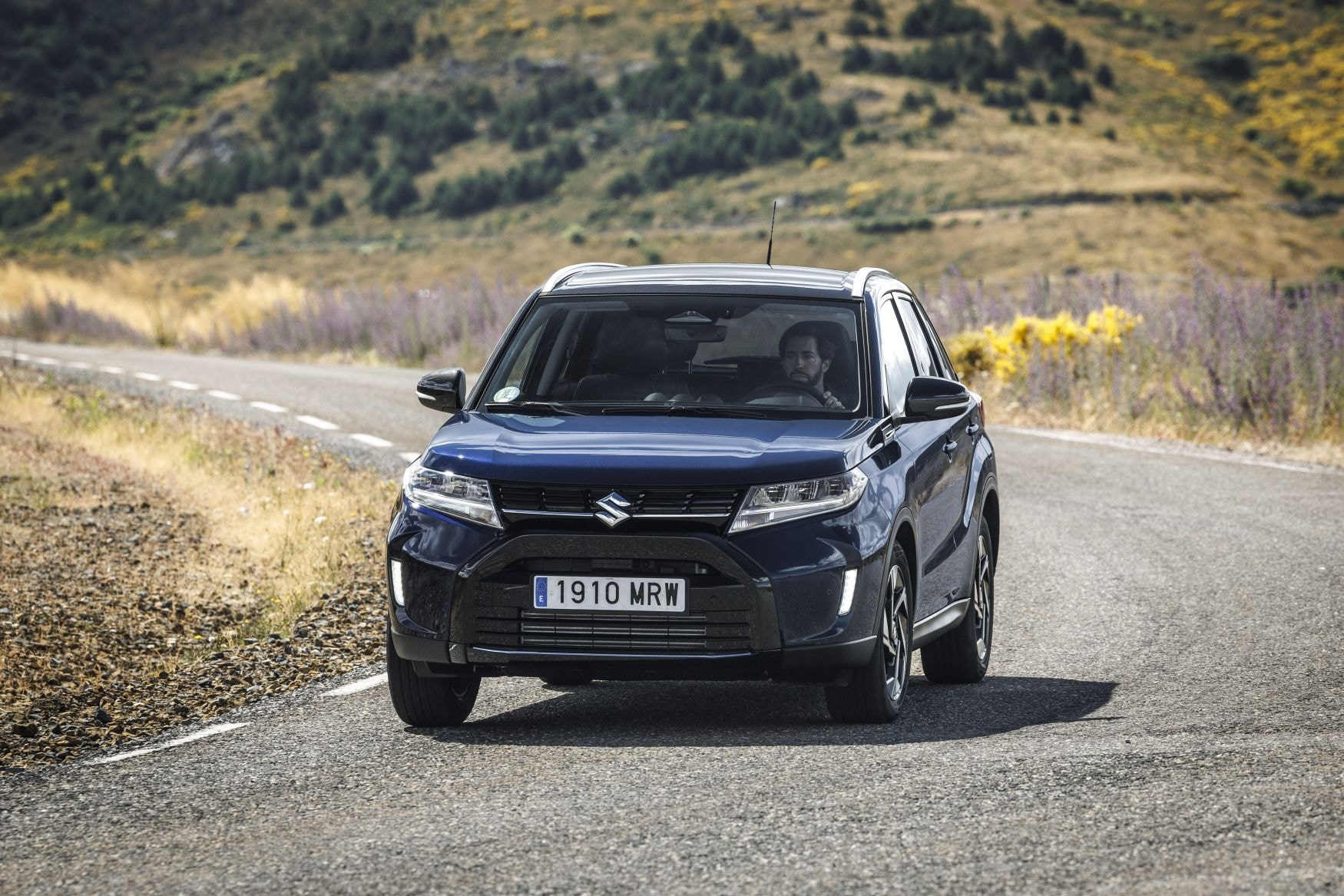 Potente presencia lateral, ideal para cualquier aventura.