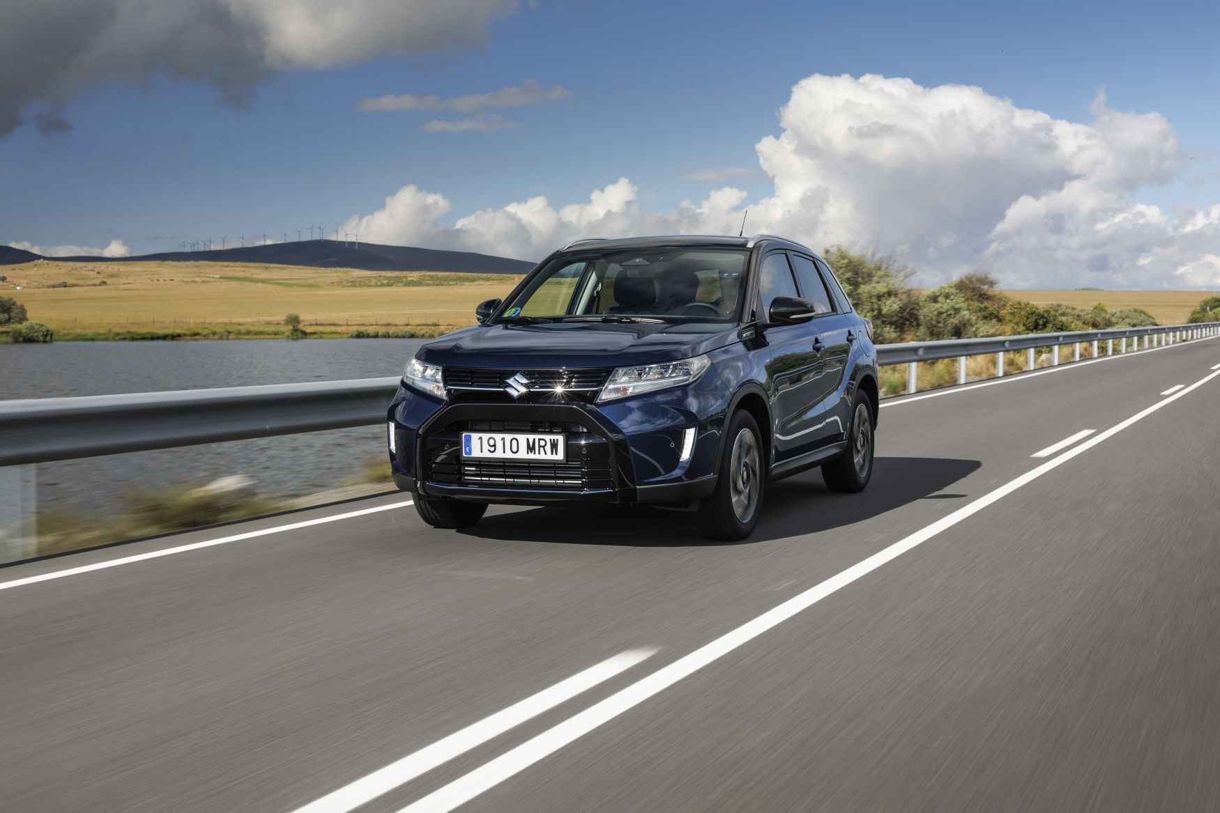 El Suzuki Vitara híbrido destaca con un diseño robusto y dinámico.