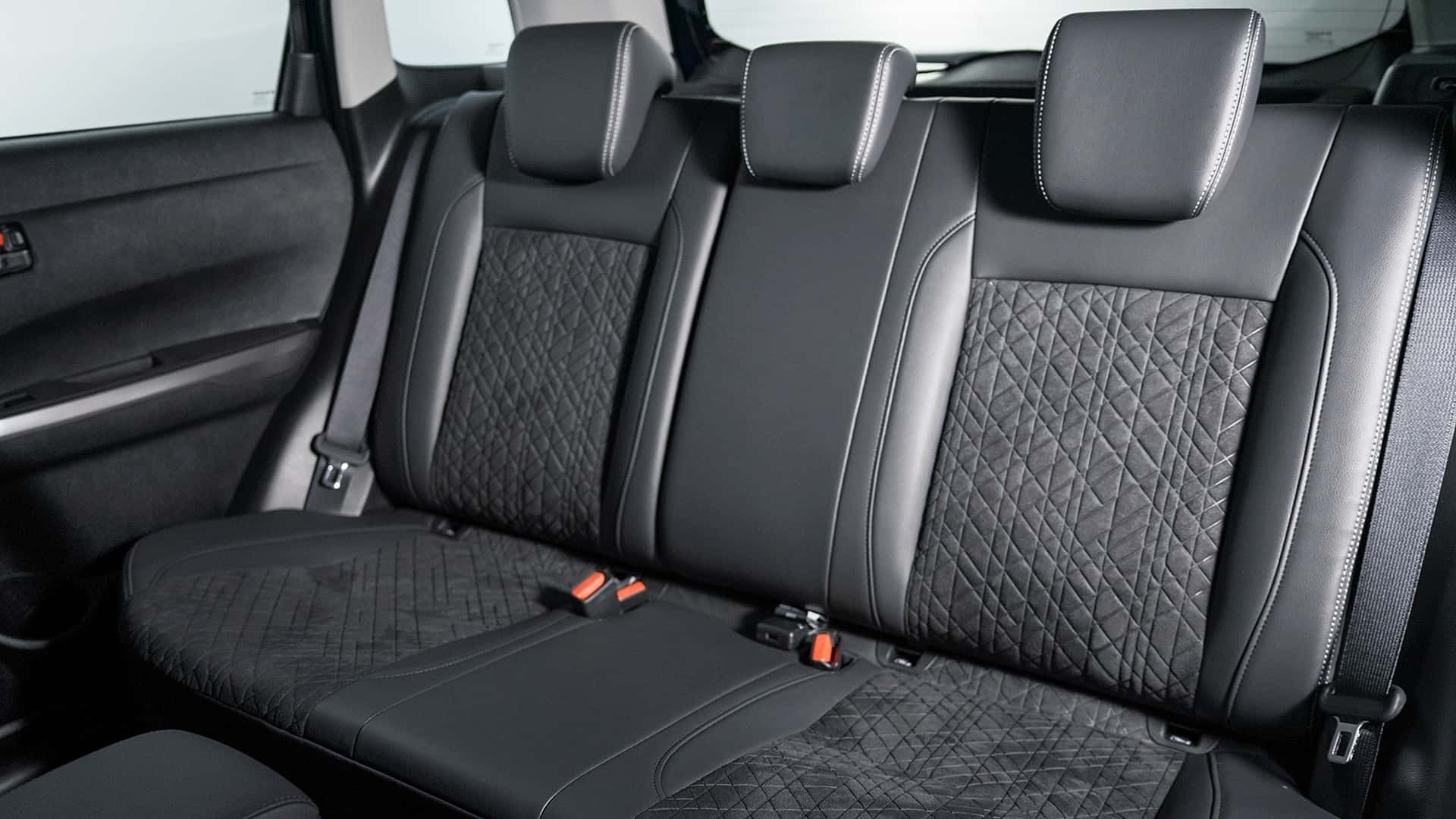 Diseño ergonómico y moderno en el interior del Vitara.