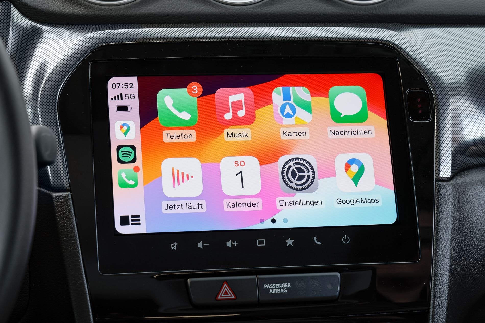 Pantalla táctil con interfaz moderna y funcionalidades avanzadas.