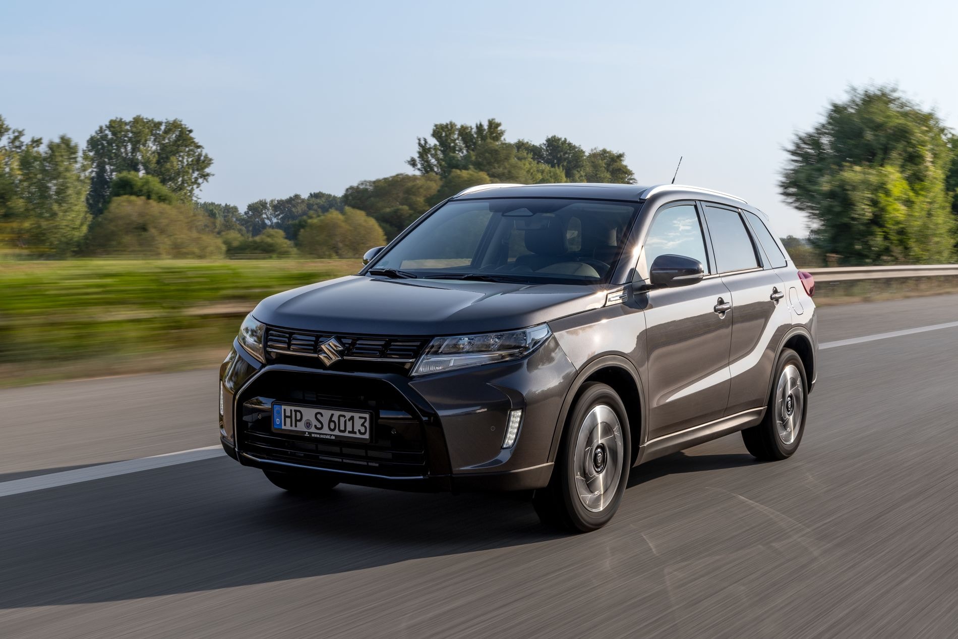 Perspectiva frontal del Vitara, con líneas agresivas y una parrilla imponente.