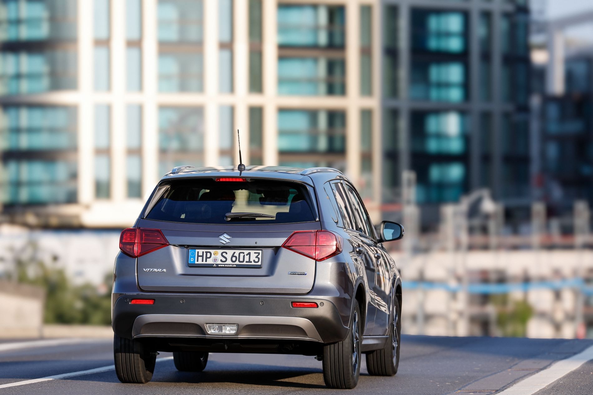 Frontal del Vitara, resaltando sus faros LED y distintiva firma lumínica.