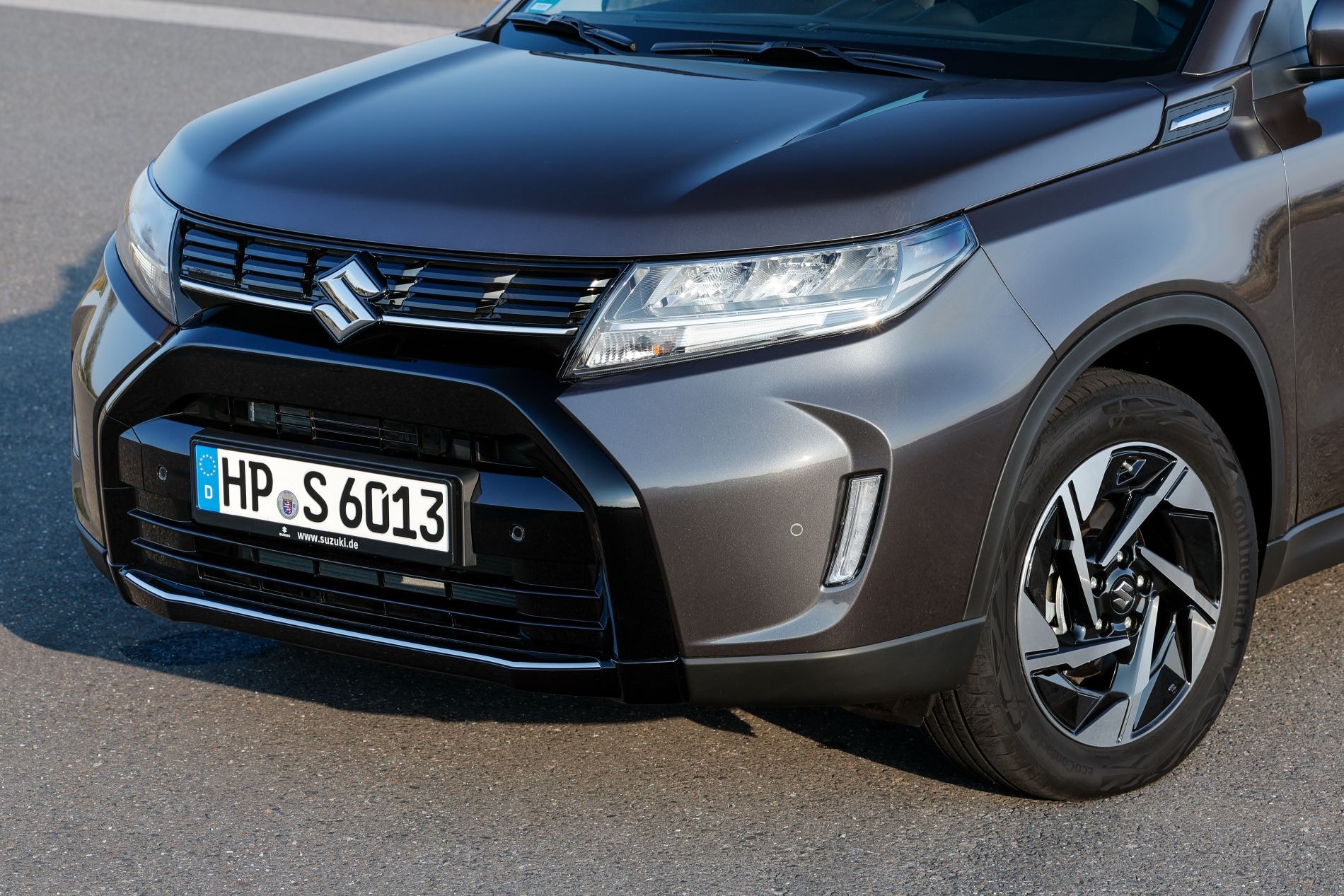 Vista trasera del Suzuki Vitara, con un diseño robusto y elegante.