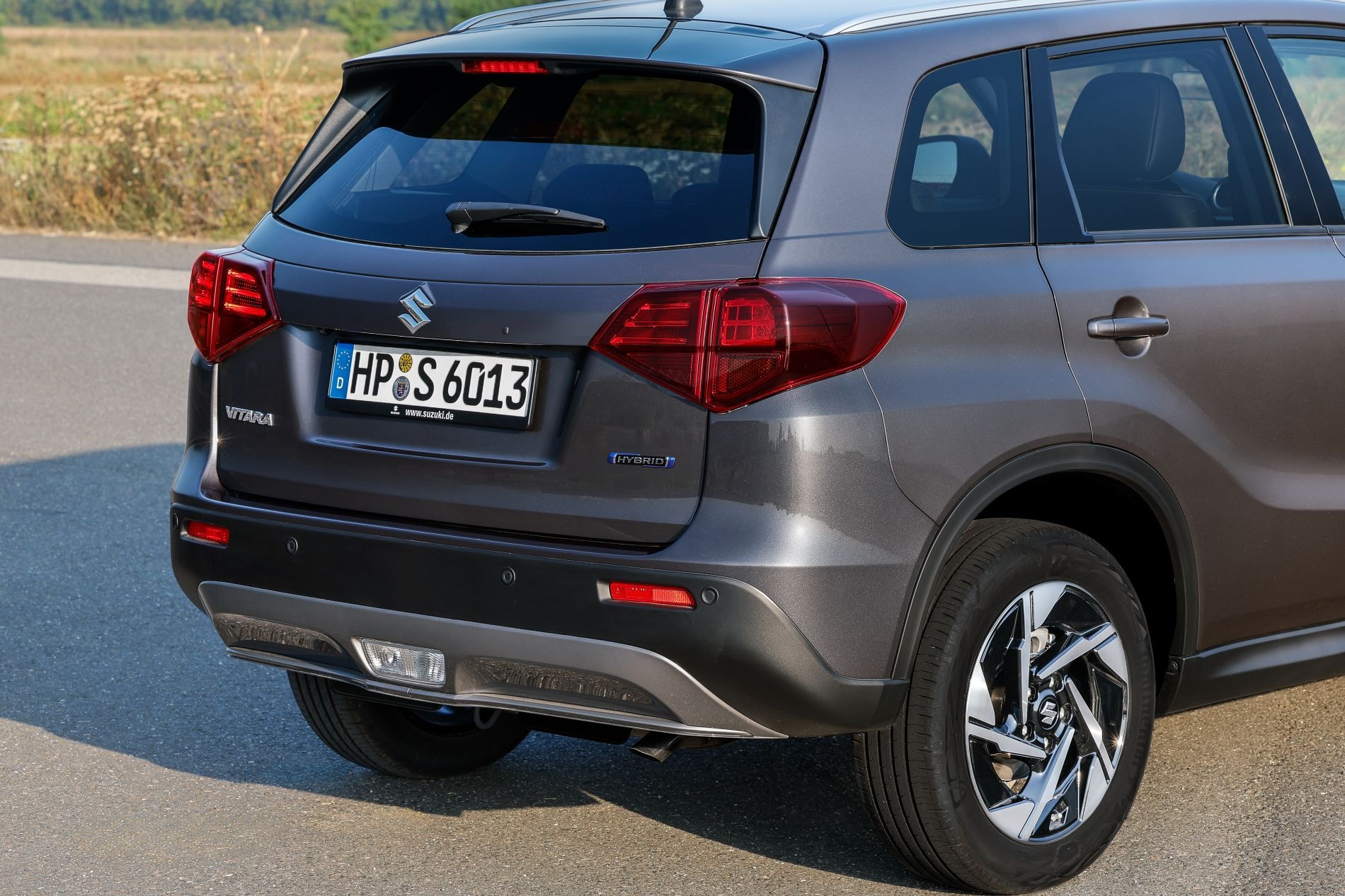 Detalle del frontal, con su elegante parachoques y logotipo prominente.