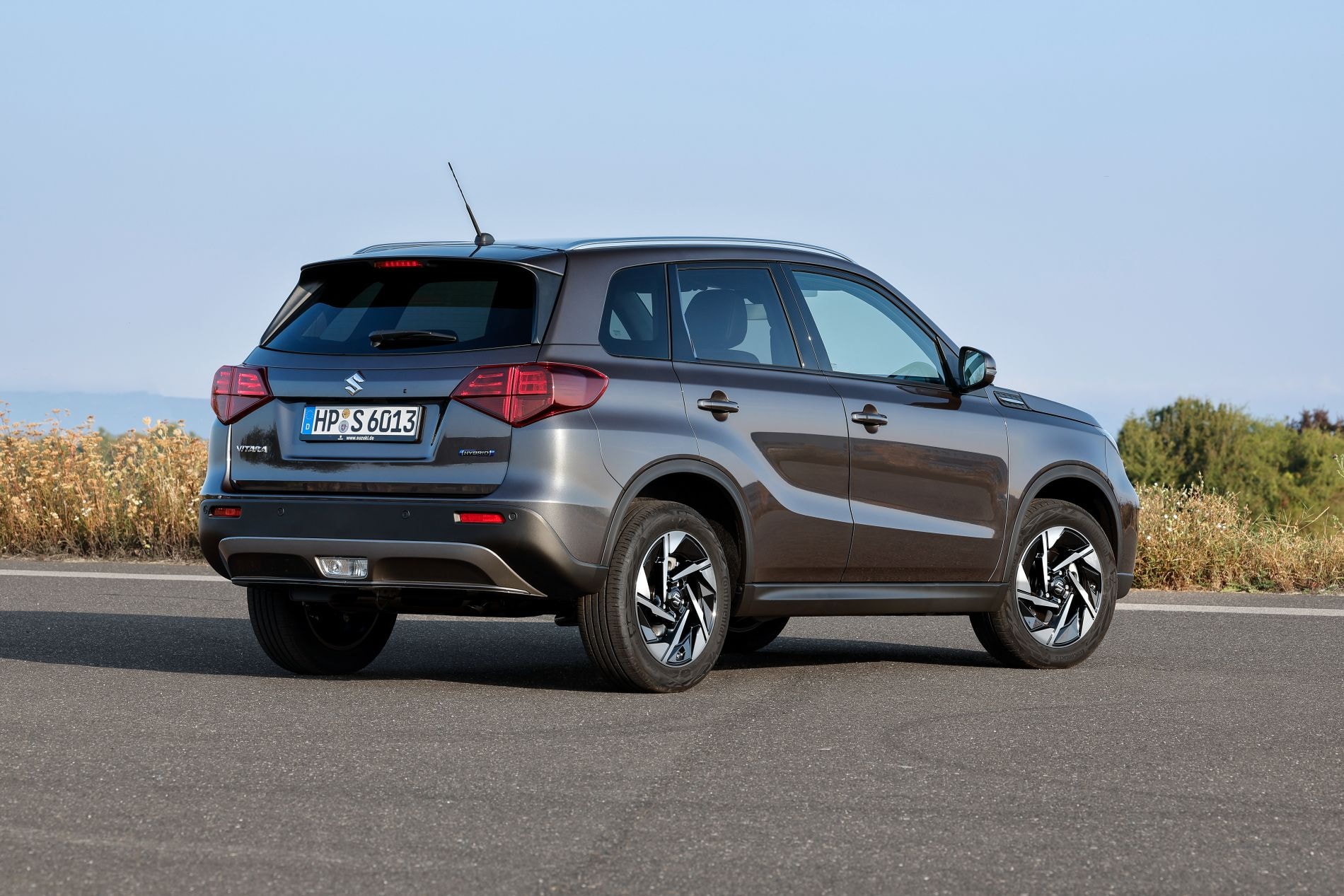Perfil lateral del Suzuki Vitara, destacando su tamaño y elegancia.