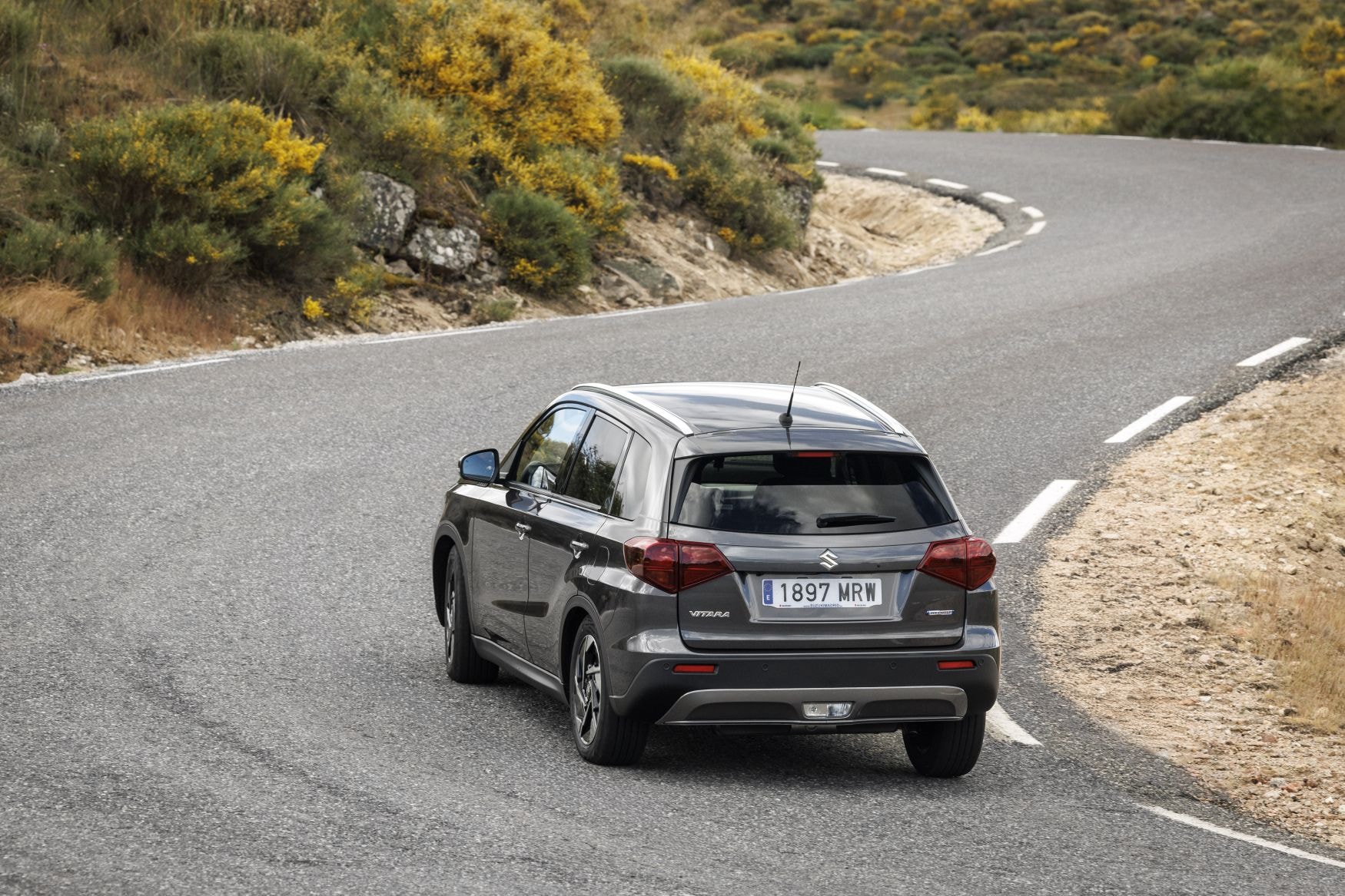 El Vitara en movimiento, muestra su capacidad dinámica en carretera.