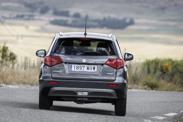 Vista lateral del Vitara, destaca su diseño dinámico. Vista lateral del Vitara, destaca su diseño dinámico.