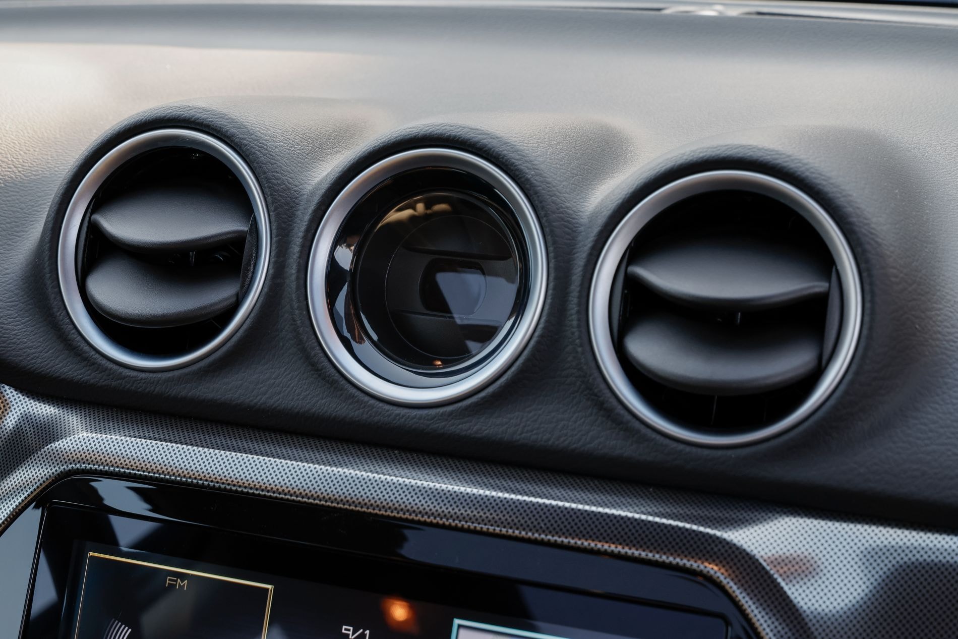 Vista lateral del Suzuki Vitara, destaca su diseño robusto y elegante.