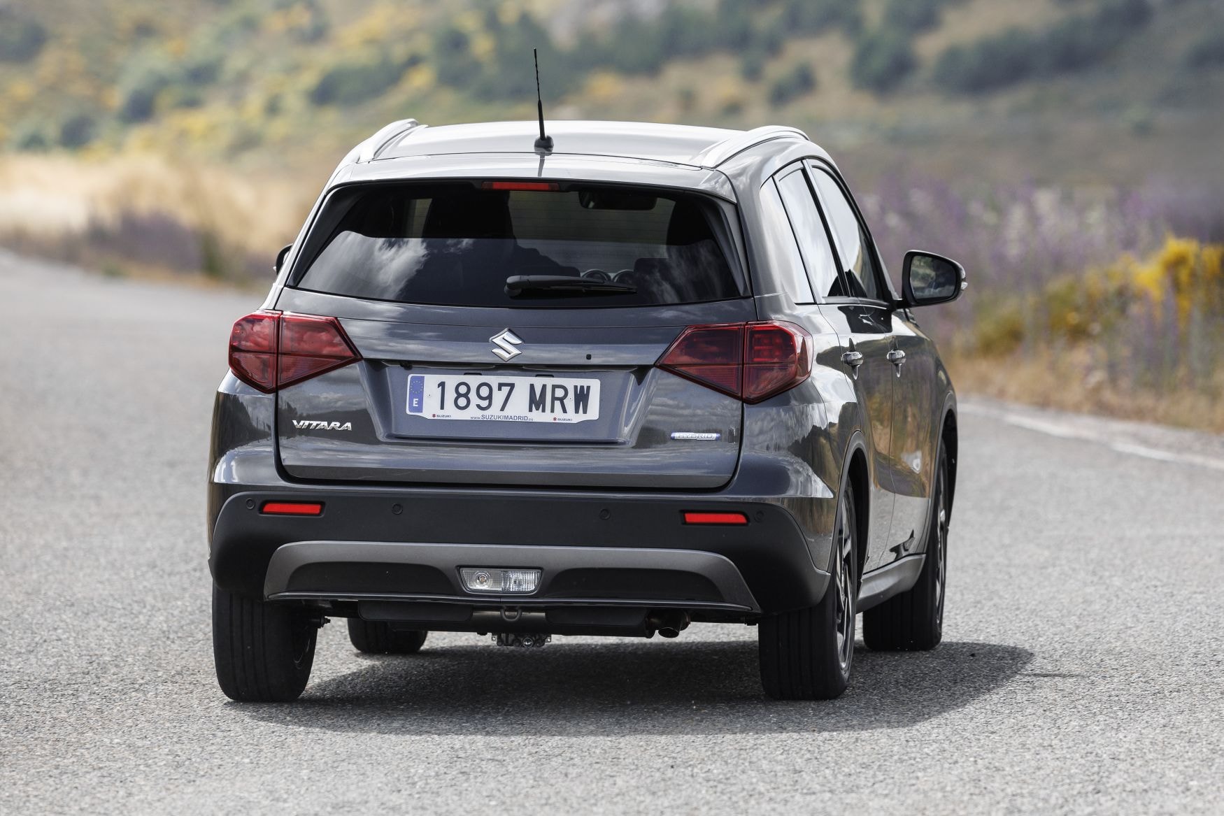 Vista lateral que resalta la línea elegante y moderna del vehículo.