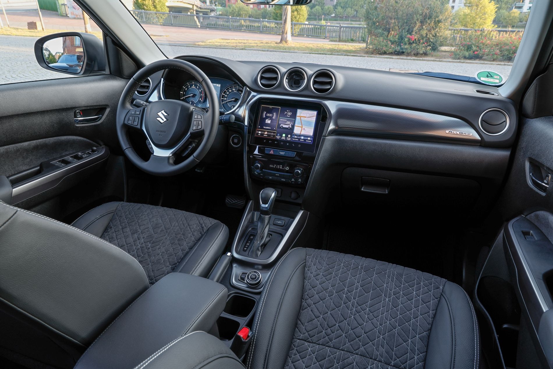 Motor del Suzuki Vitara, reflejando potencia y eficiencia.