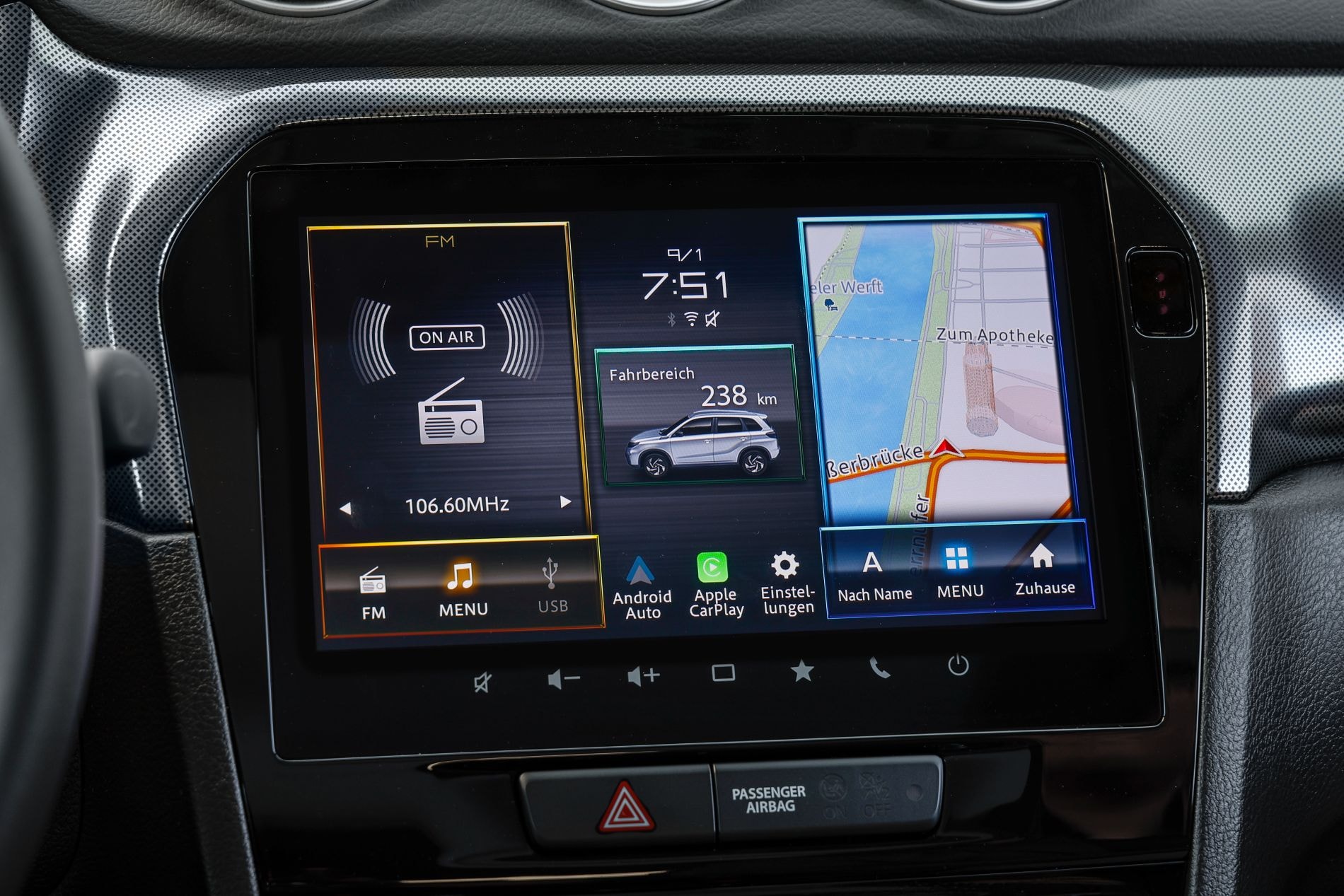 Interior del Suzuki Vitara con pantalla táctil, interfaces intuitivas.