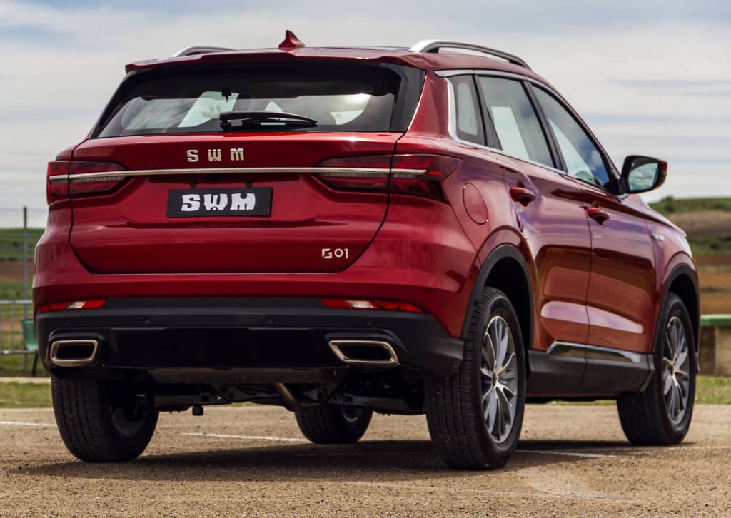 Detalle trasero del SWM G01, mostrando su firma lumínica y diseño de paragolpes.