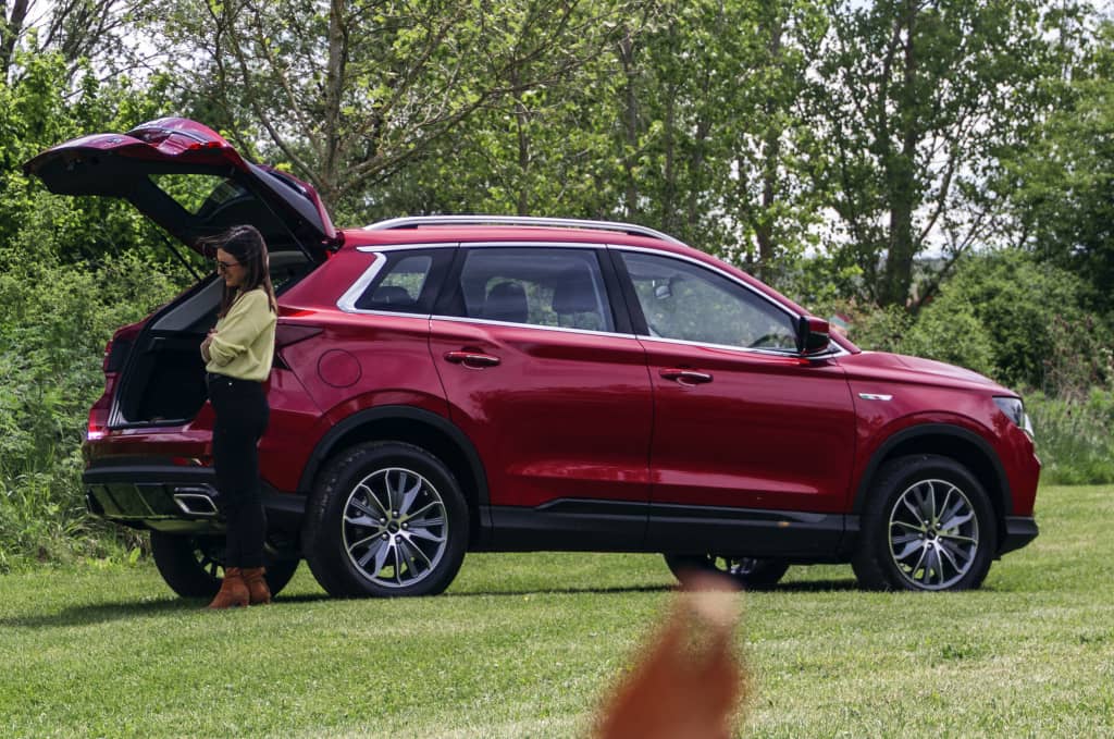 SWM G01 rojo con maletero abierto, espacioso y versátil.