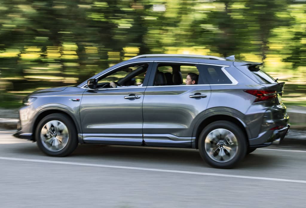 El SWM G01 en movimiento, captura la esencia dinámica del SUV.