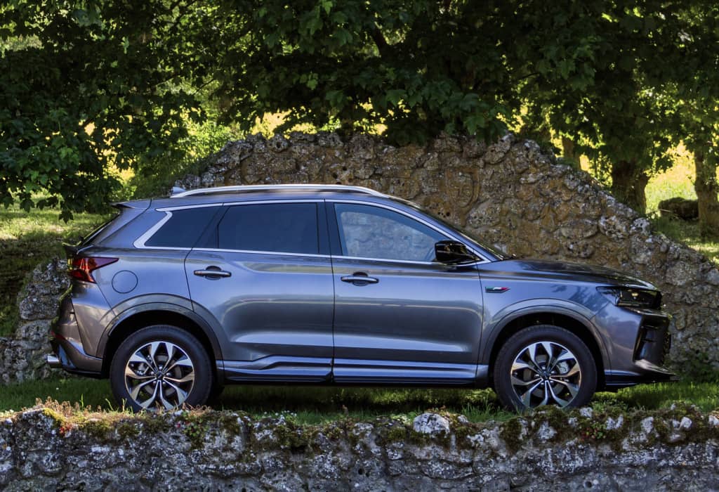 SWM G01 parqueado en entorno natural, integrándose perfectamente al paisaje.