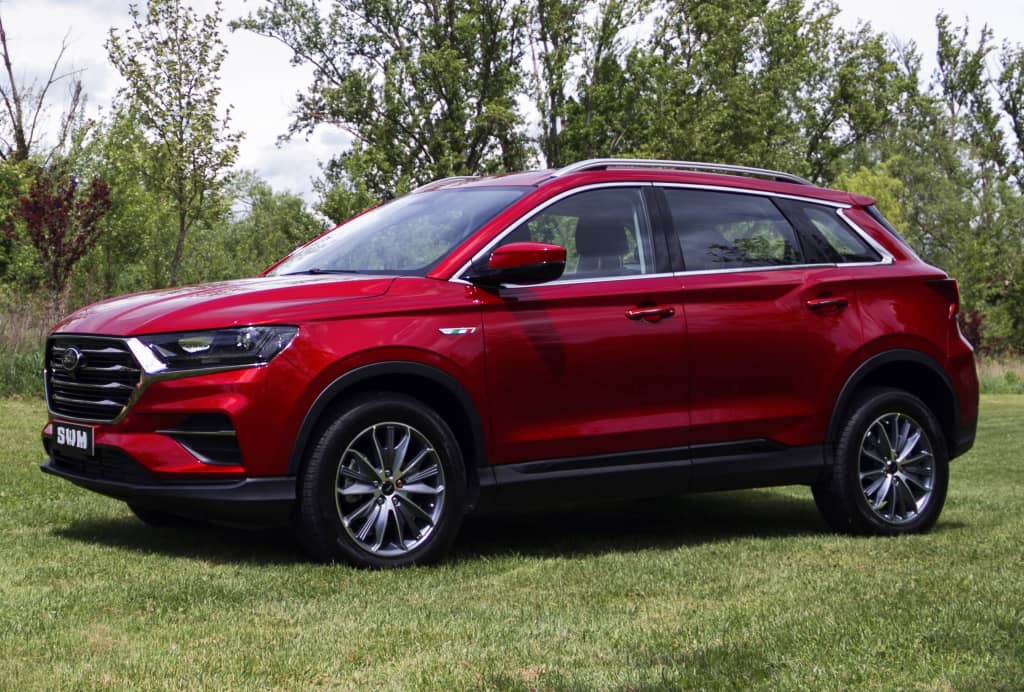 Perfil lateral rojo del SWM G01, líneas modernas y elegantes.