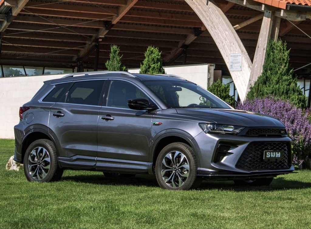 El SWM G01 desde un ángulo lateral que acentúa su línea dinámica