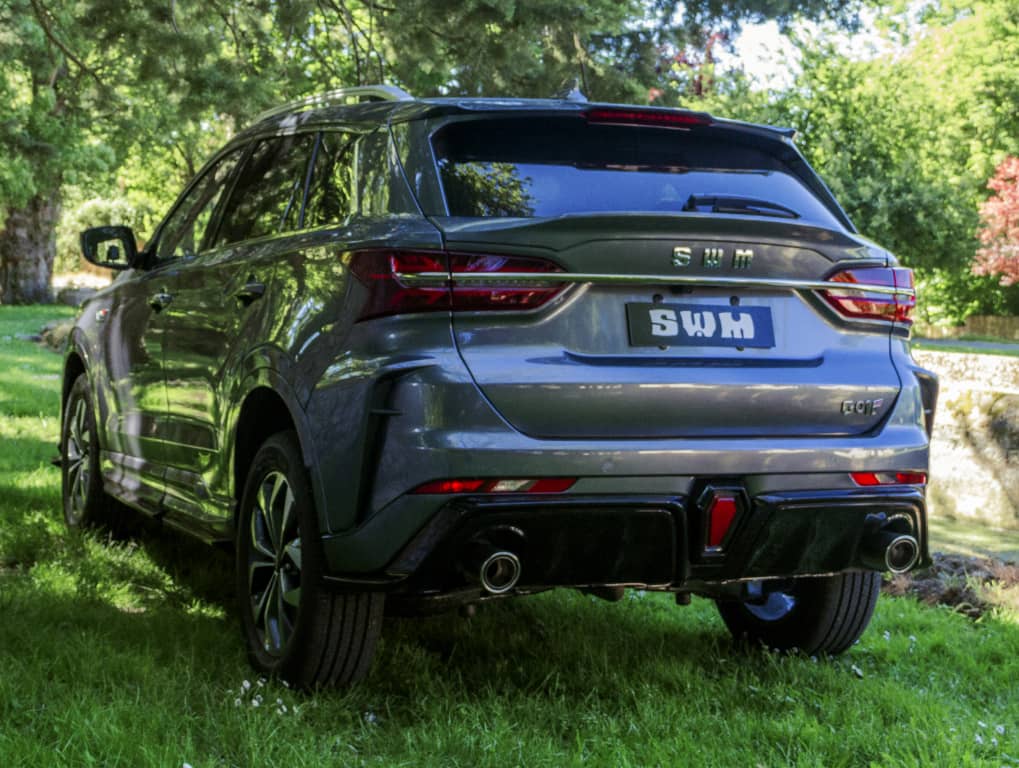 Vista trasera-lateral del SWM G01 mostrando su diseño robusto