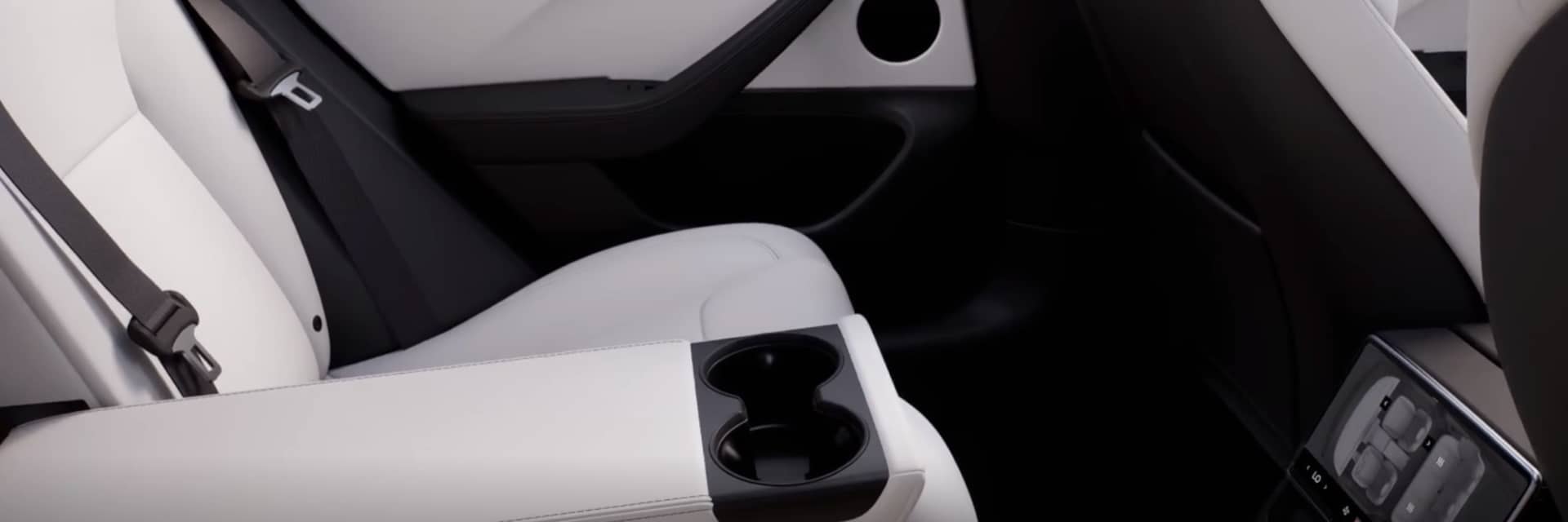 Consola central y asientos delanteros en Tesla Model 3, enfoque en diseño minimalista.
