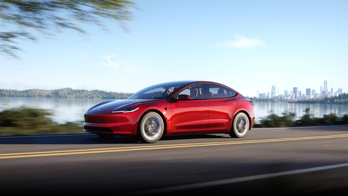 Puesta en escena del tablero del Tesla Model 3 con su pantalla central. Puesta en escena del tablero del Tesla Model 3 con su pantalla central.