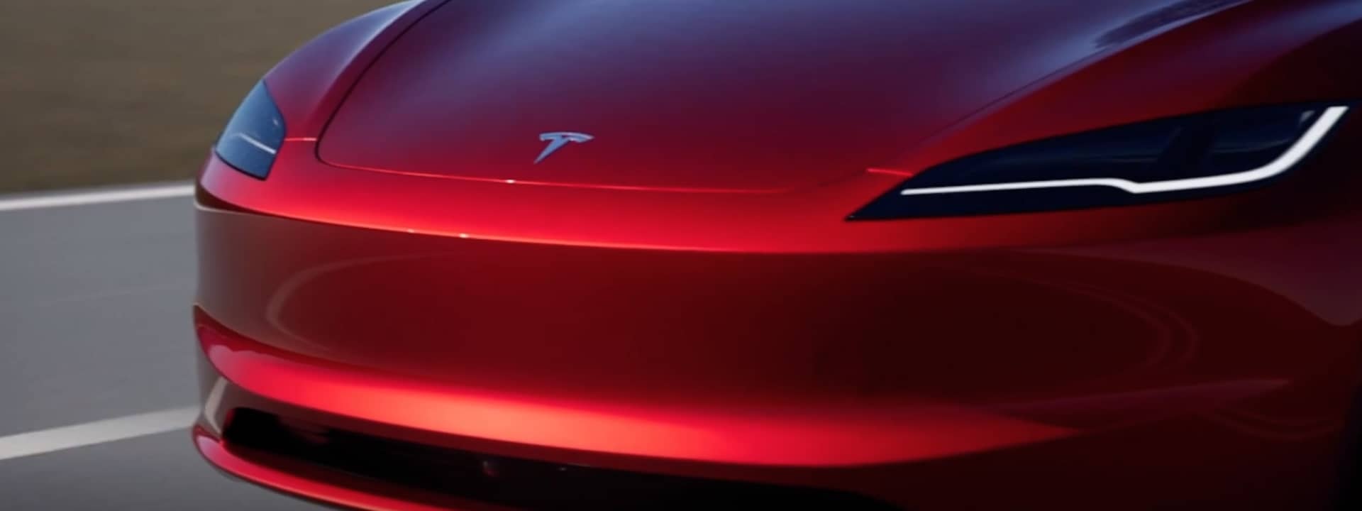 Detalle de la parte delantera del Tesla Model 3, destacando su diseño aerodinámico.