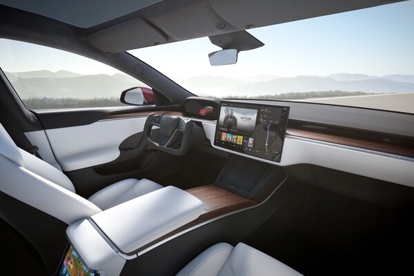 Interior del Tesla Model S con su cabina espaciosa y pantalla central prominente. Interior del Tesla Model S con su cabina espaciosa y pantalla central prominente.