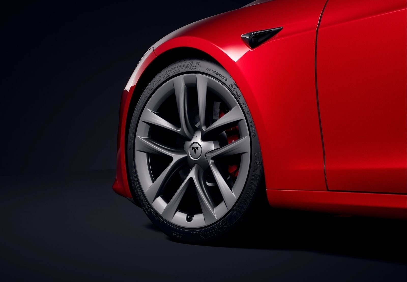 Imagen en detalle de la rueda de un Tesla Model S, mostrando llanta y diseño de neumático.