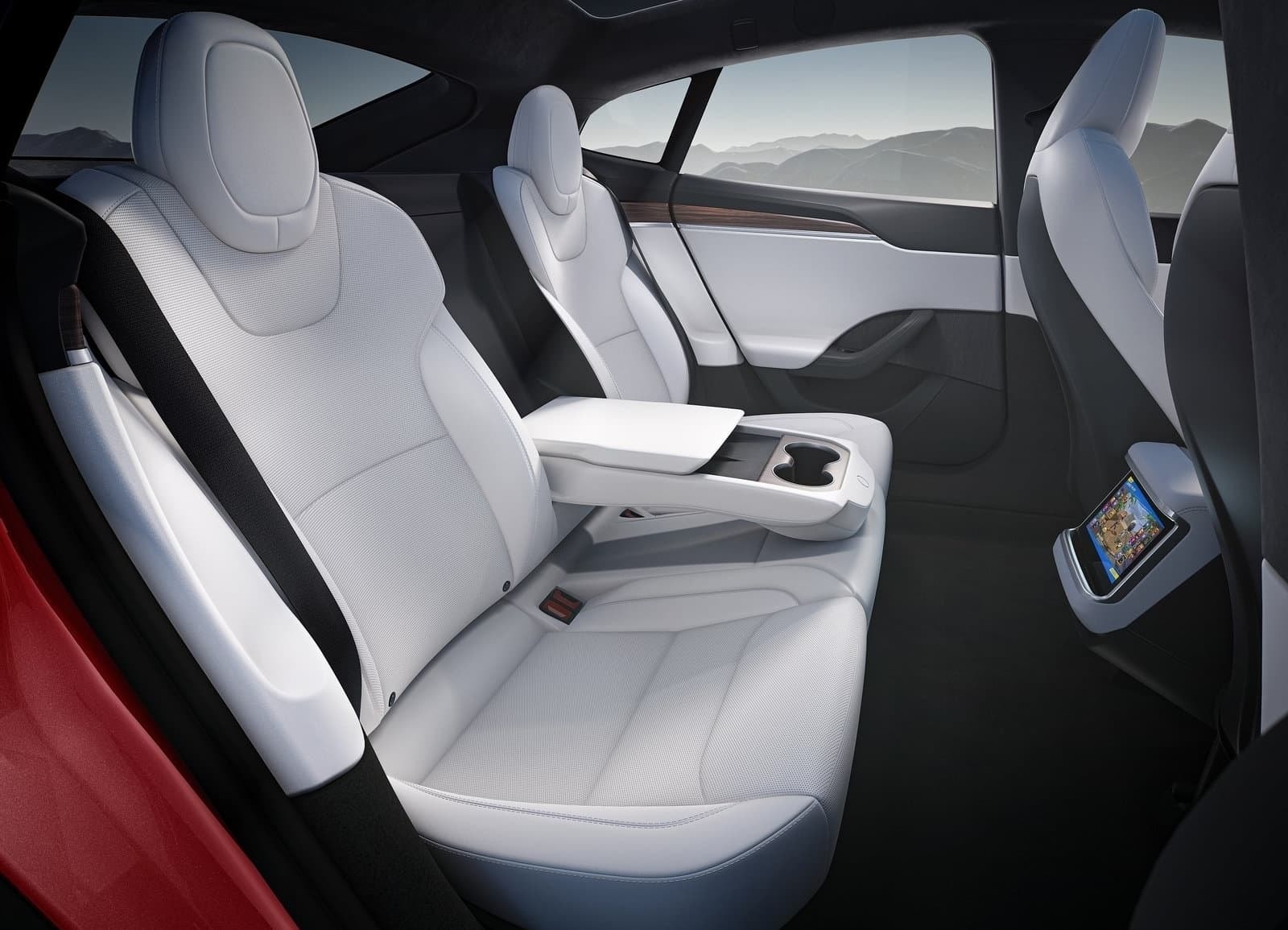 Elegante interior en cuero blanco del Tesla Model S con enfoque en asientos traseros.