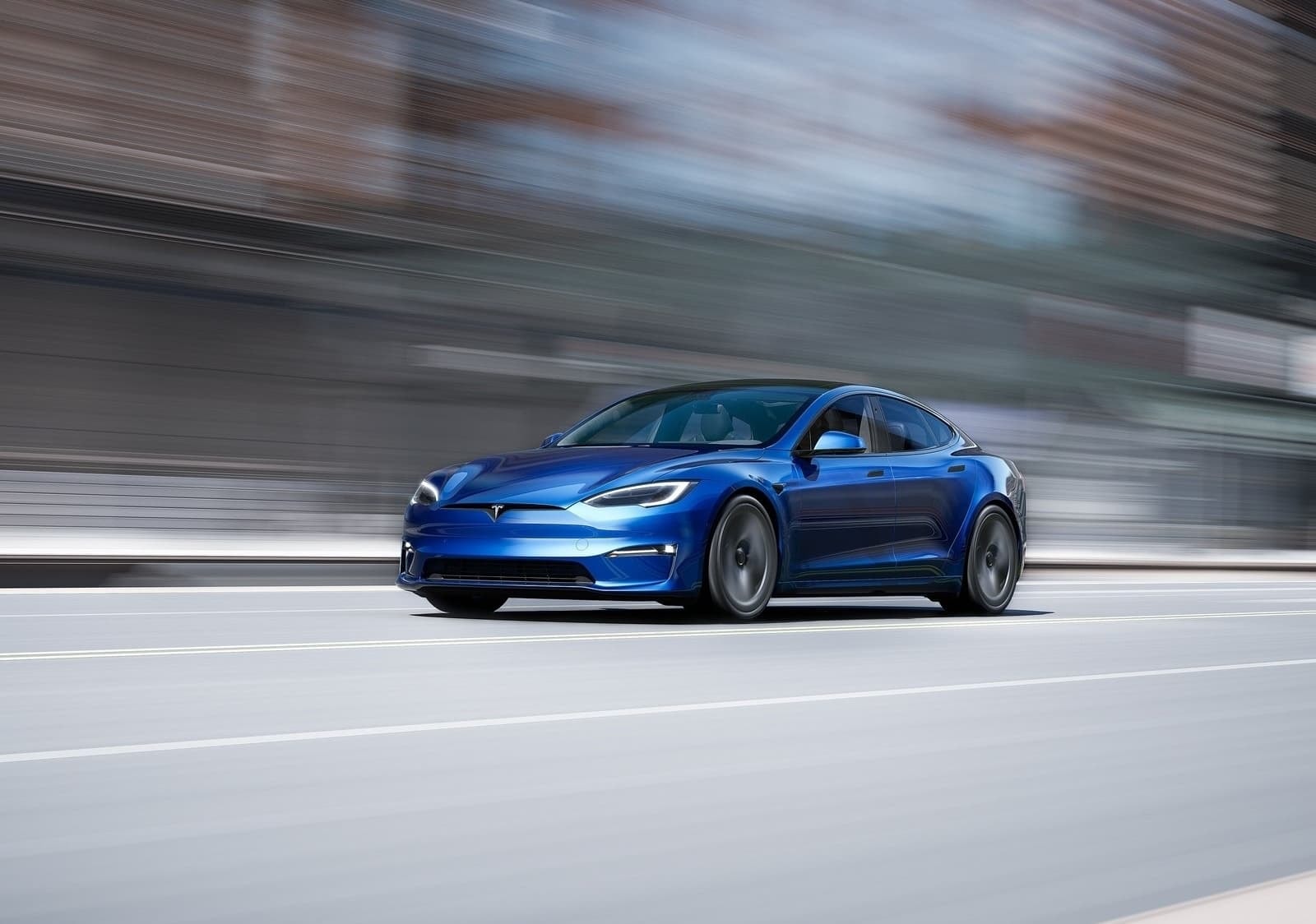 Tesla Model S en acción, enfatizando su potencia y rendimiento en carretera.