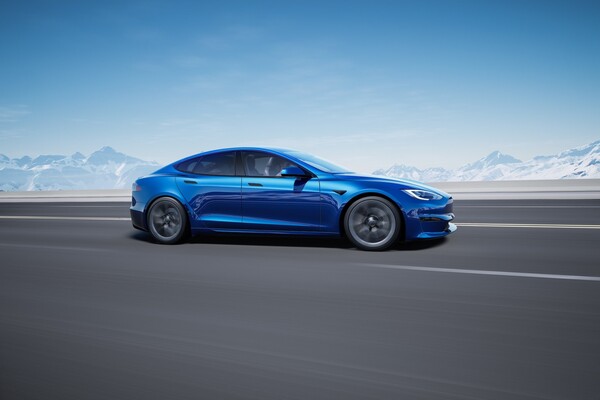 Perfil del Tesla Model S azul, realzando las líneas y diseño elegante. Perfil del Tesla Model S azul, realzando las líneas y diseño elegante.