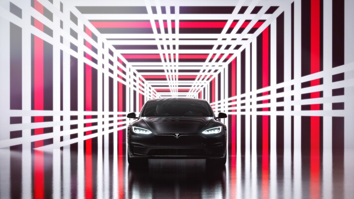 Frente del Tesla Model S negro en un túnel de luces, resaltando su diseño futurista. Frente del Tesla Model S negro en un túnel de luces, resaltando su diseño futurista.