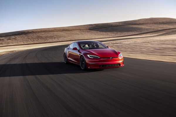 Tesla model S rojo en pista de pruebas, destacando su capacidad de rendimiento en circuito. Tesla model S rojo en pista de pruebas, destacando su capacidad de rendimiento en circuito.