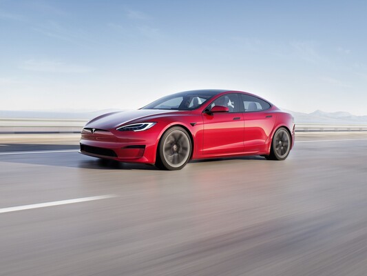 Imagen dinámica del Tesla Model S rojo, mostrando su estética deportiva y moderna. Imagen dinámica del Tesla Model S rojo, mostrando su estética deportiva y moderna.