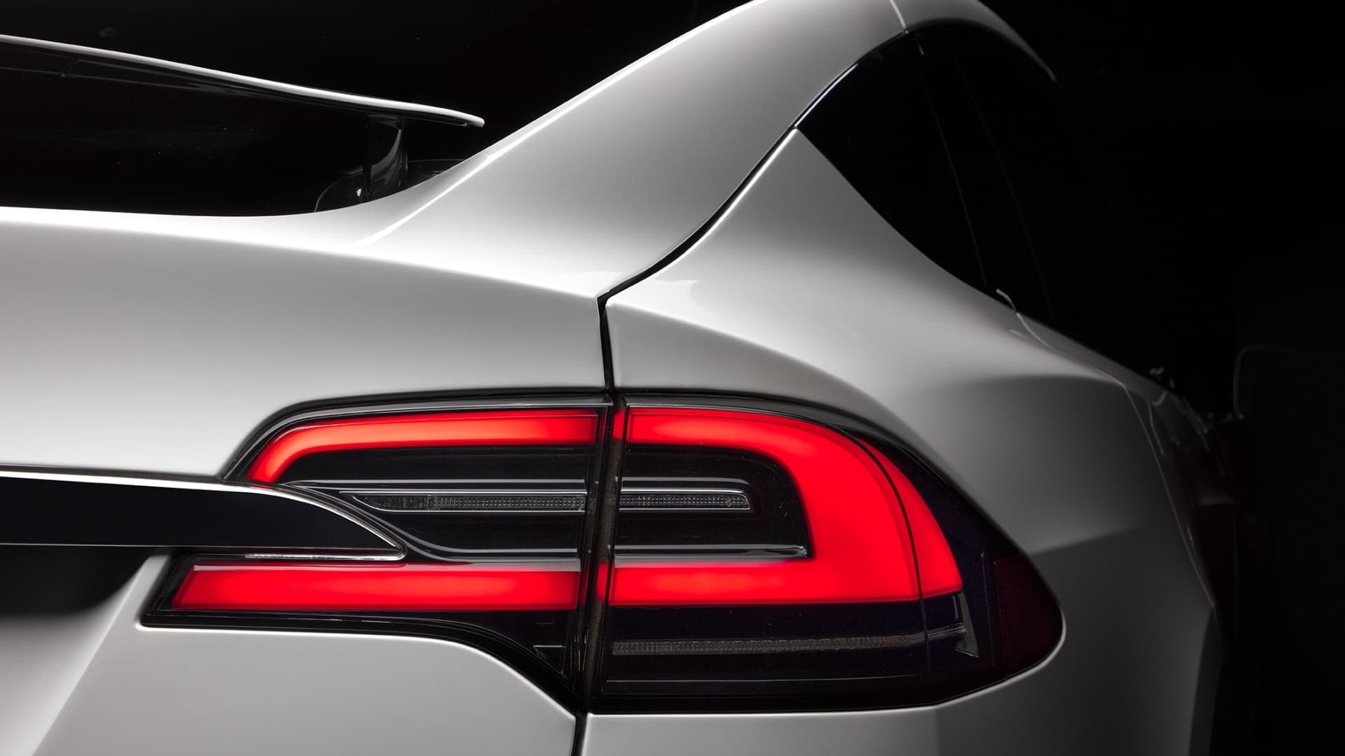 Close-up de las luces traseras LED del Tesla Model X.