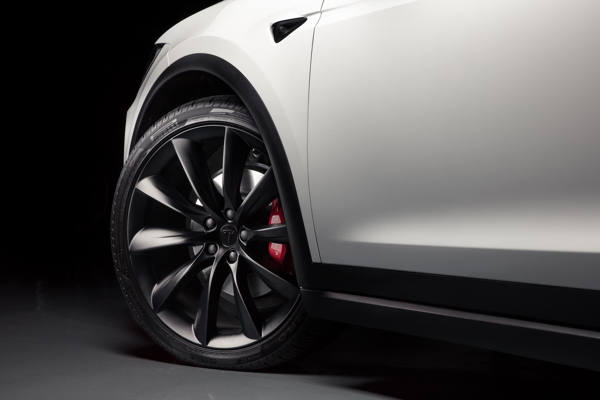 Detalle de la rueda con diseño aerodinámico del Tesla Model X.