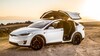 Model X mostrando puertas tipo falcon wings abiertas al atardecer. Model X mostrando puertas tipo falcon wings abiertas al atardecer.