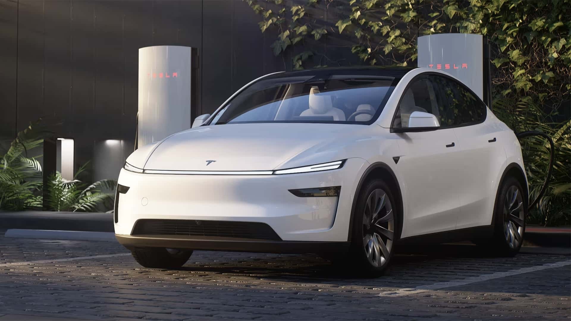 Vista trasera del Tesla Model Y, revelando su elegante diseño y líneas fluidas.