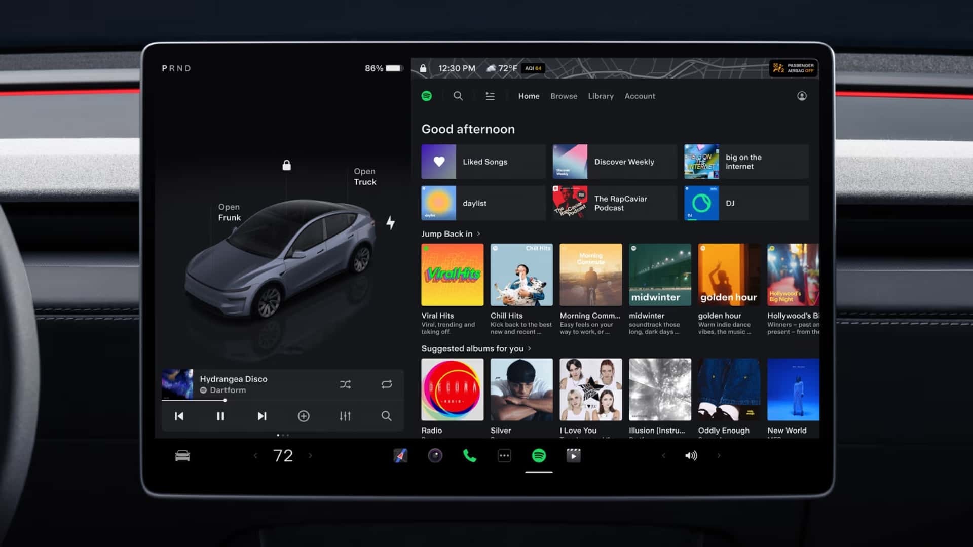 Vista del interior delantero del Tesla Model Y, destacando el diseño minimalista y tecnología avanzada.