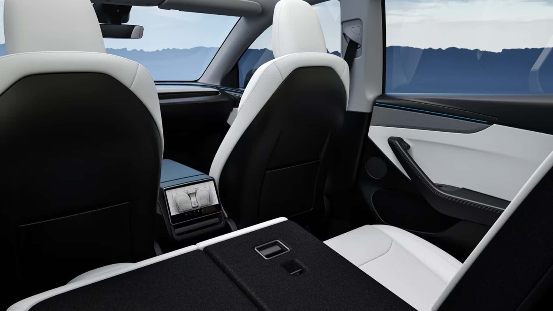 El interior del Tesla Model Y ofrece un elegante diseño con opciones de entretenimiento para todos.