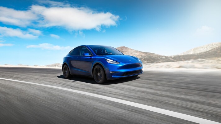 Tesla Model Y en movimiento mostrando su perfil aerodinámico