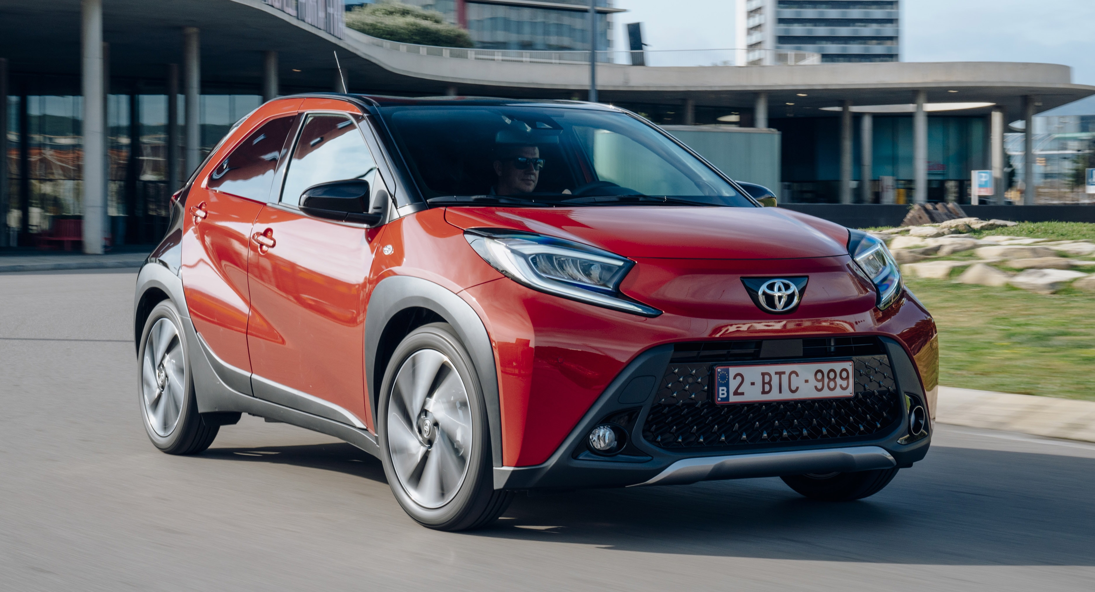 Toyota Aygo X Cross en perspectiva lateral, realzando su diseño dinámico.