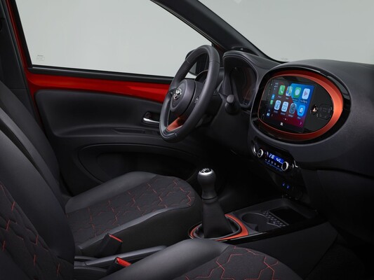 Interior del Toyota Aygo X Cross, destacando comodidad y tecnología. Interior del Toyota Aygo X Cross, destacando comodidad y tecnología.