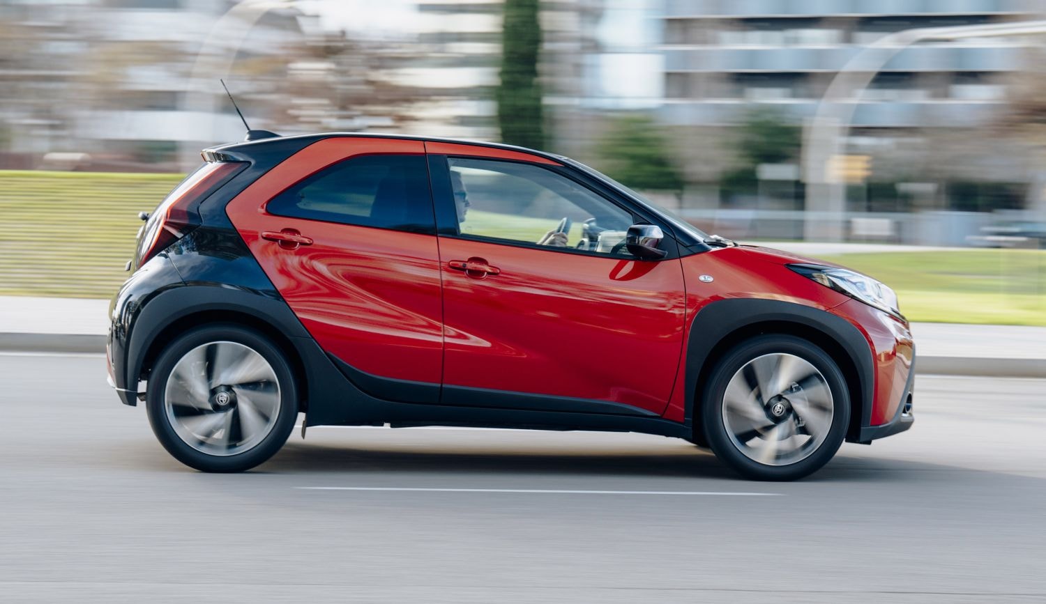 Vista lateral del Aygo X Cross, mostrando su elegante y moderno perfil.