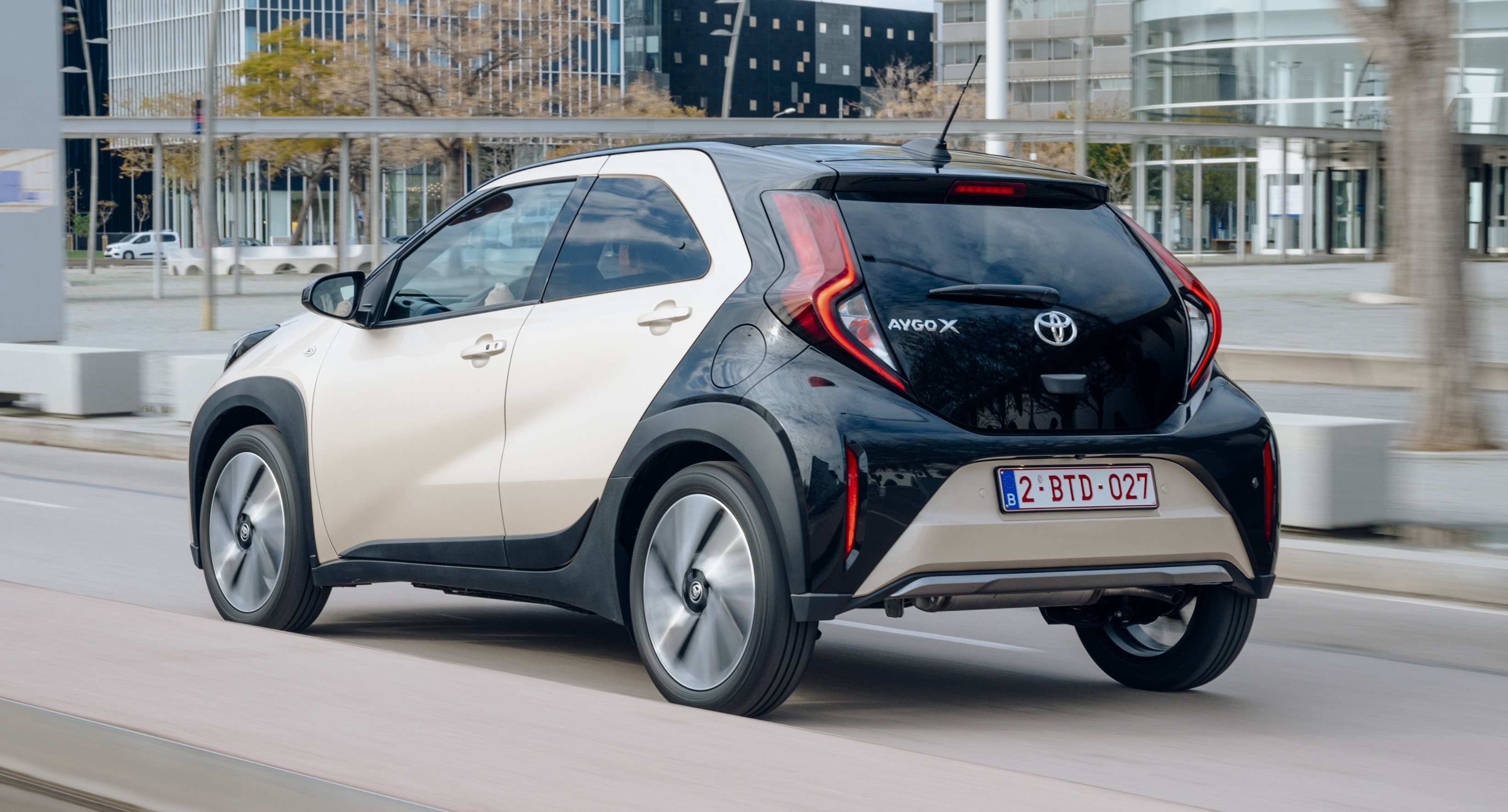 Vista trasera del Aygo X Cross, resaltando su diseño moderno y deportivo.